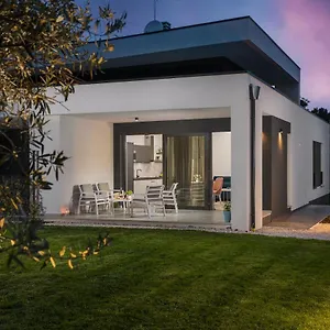 https://apartment-nina-mauro.in-istria.net